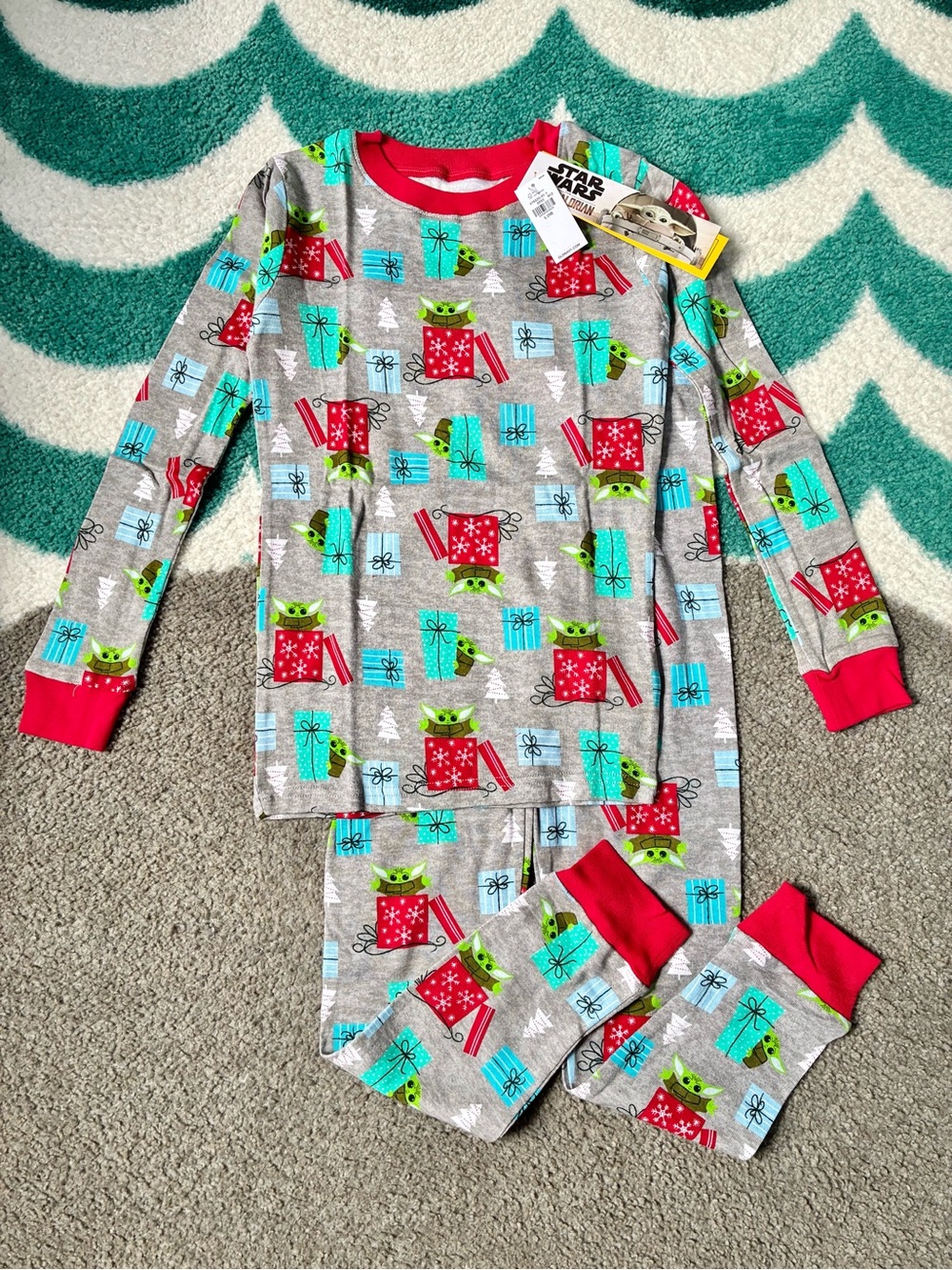 NWT - Old Navy x Star Wars Mandalorian Christmas PJ Set (Grey/Red/Green) Size 10